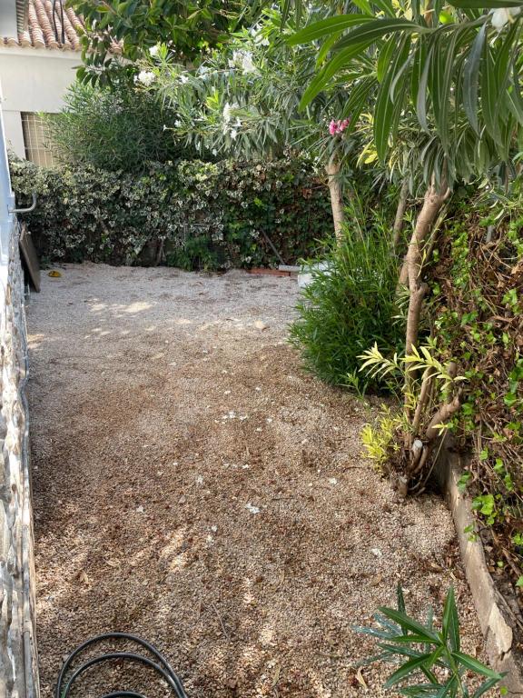Aed väljaspool majutusasutust Chalet SAO PAULO cerca de la playa