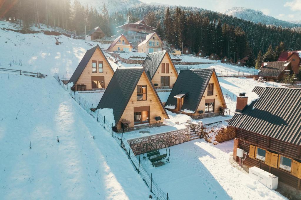 eine Luftansicht eines Dorfes im Schnee in der Unterkunft Villa Route Rugove in Peja