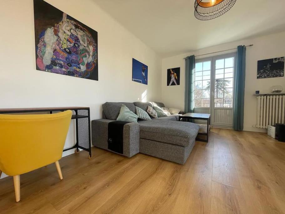 un salon avec un canapé et une table dans l'établissement Le Provence, à Aix-en-Provence