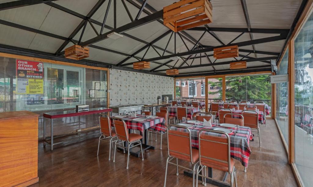 Restaurace v ubytování Treebo Kodai Kings Park, 650 M From Kodai Lake