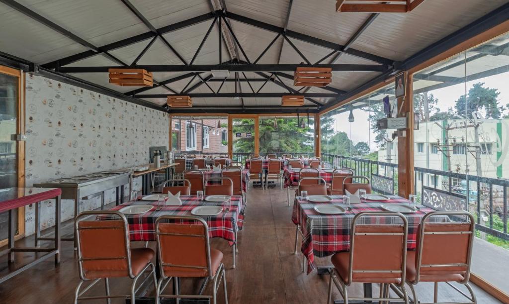 Restaurace v ubytování Treebo Kodai Kings Park, 650 M From Kodai Lake