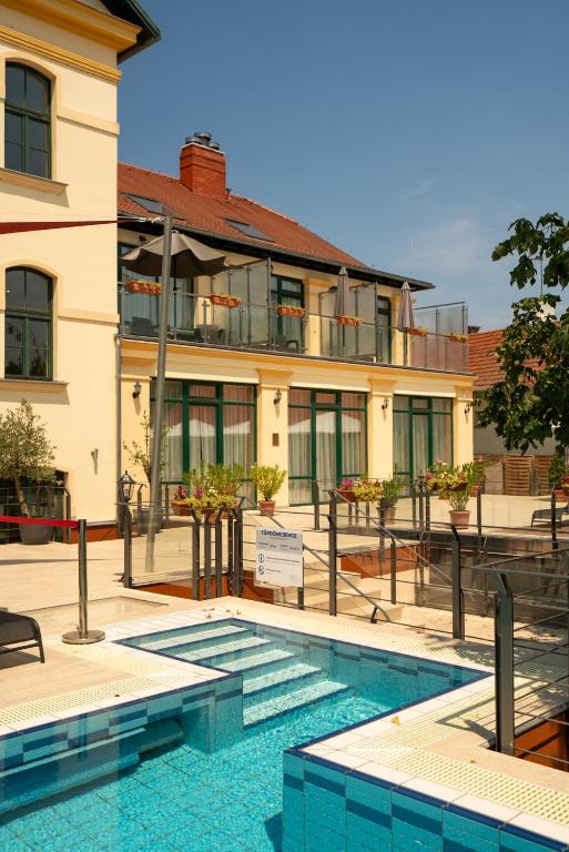 Bazén v ubytovaní Elizabeth Hotel alebo v jeho blízkosti
