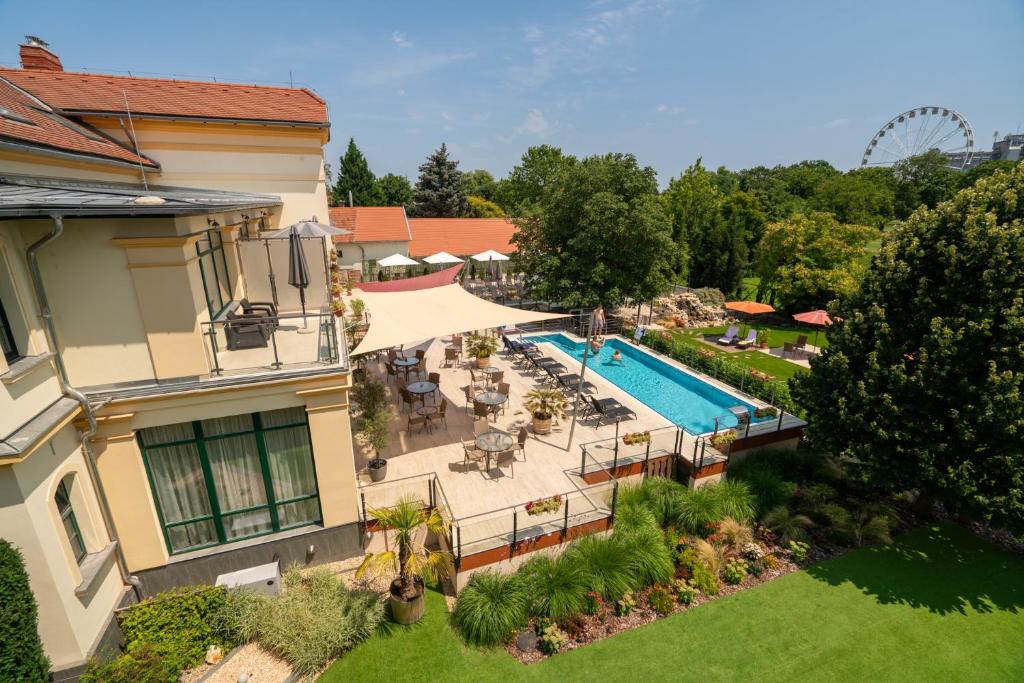 an aerial view of a house with a swimming pool at Elizabeth Hotel in Gyula