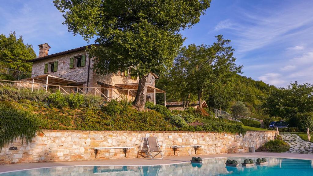 a house on a hill with a swimming pool at Casa Bartoccio - Casa vacanze in Fermignano