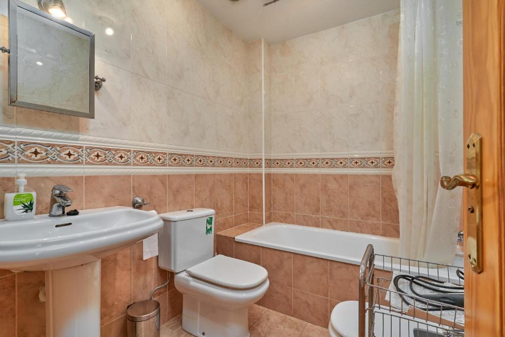 Kúpeľňa v ubytovaní Beachfront apartment Torrox Costa