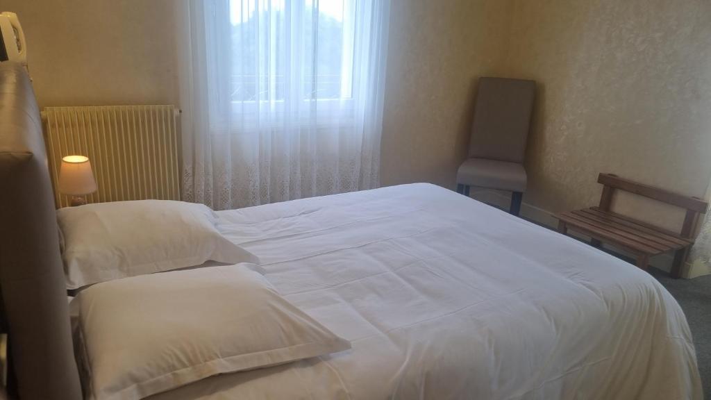 Postel nebo postele na pokoji v ubytování Logis Relais des Monedieres