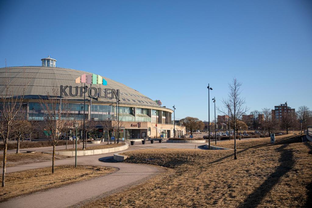 um edifício com um sinal em cima em Hotel Kupolen em Borlänge