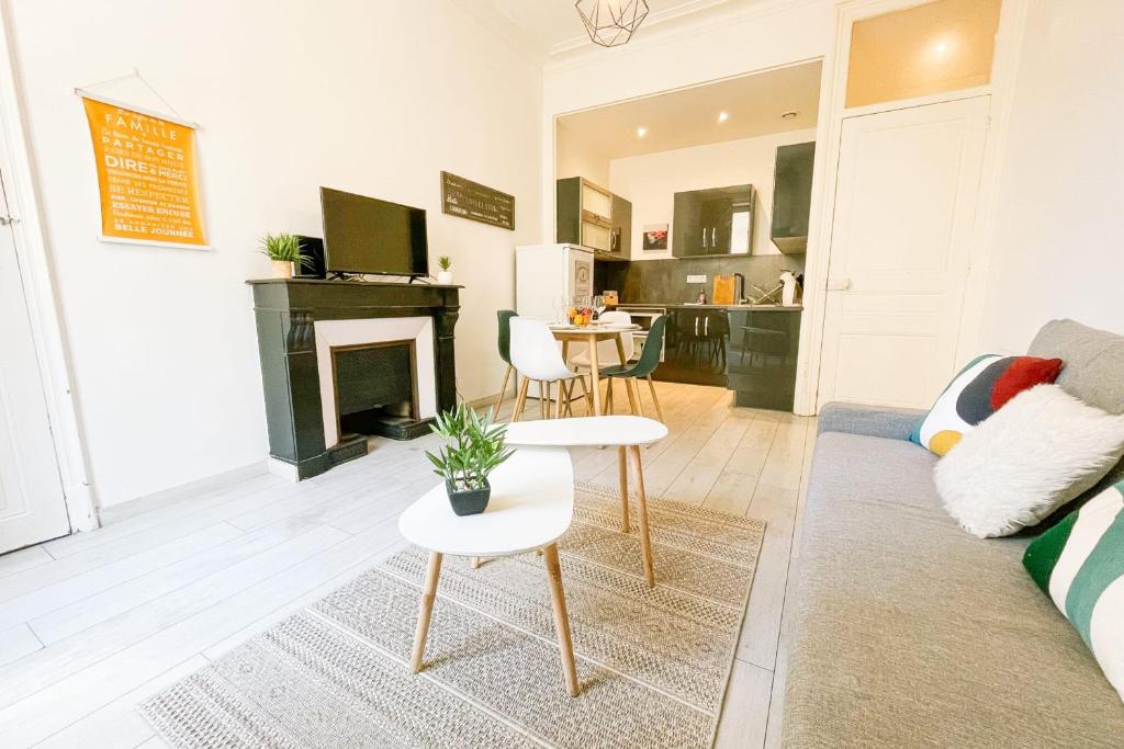 un salon avec un canapé et une table dans l'établissement #B3 Light Pink T2 near Jaurès Estacade Luminous, à Grenoble