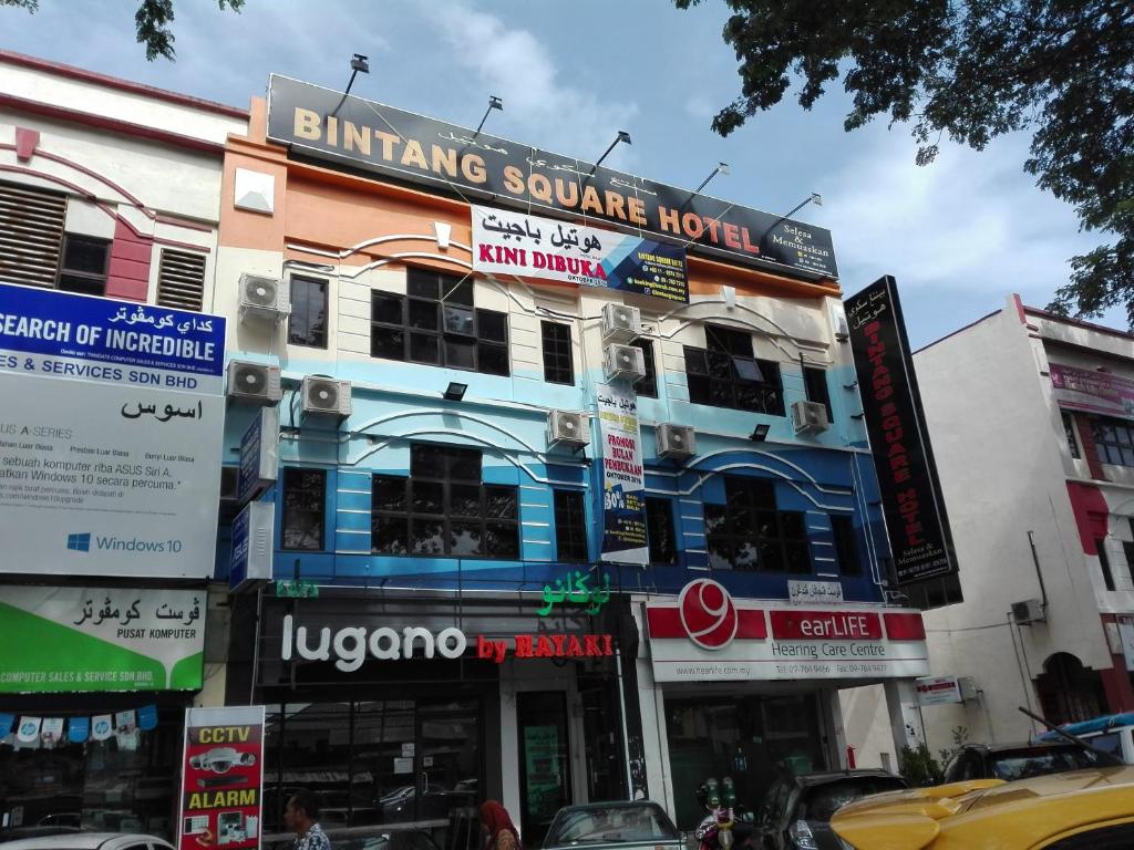 ein Gebäude in einer Stadtstraße mit in der Unterkunft Bintang Square Hotel in Kubang Kerian