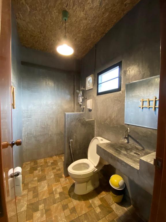 Koupelna v ubytování Baan Nork Farmstay บ้านนอก ฟาร์มสเตย์