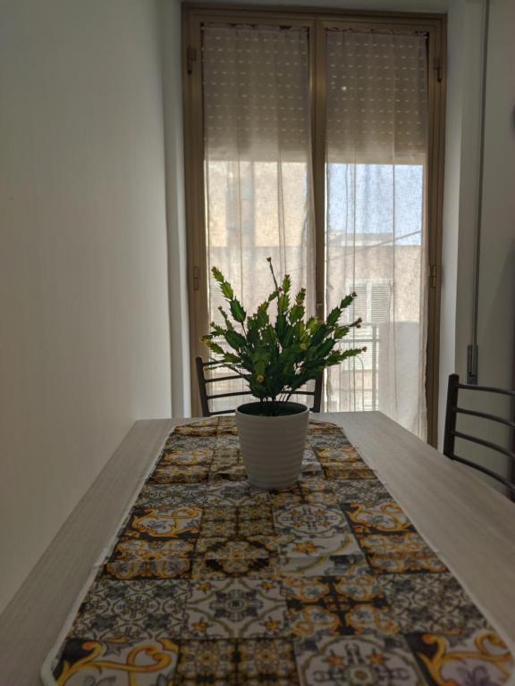 stół z doniczką na górze w obiekcie Vento del sud w Trapani