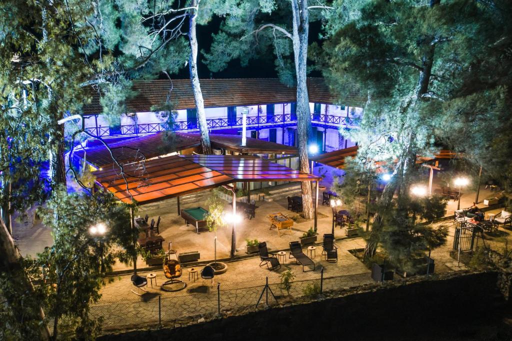 um edifício com luzes azuis num parque à noite em Pine View Hotel (Okella) em Saittas