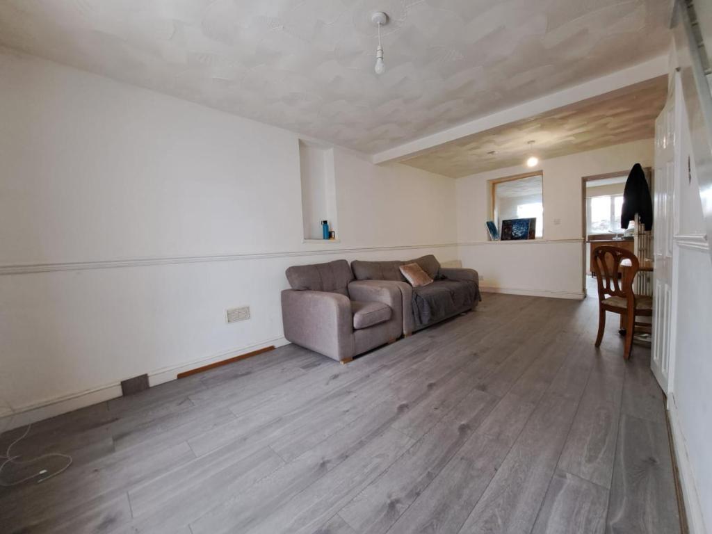 ein Wohnzimmer mit Sofa und Tisch in der Unterkunft Cheerful 2 bed house free parking nearby park in Aberdare