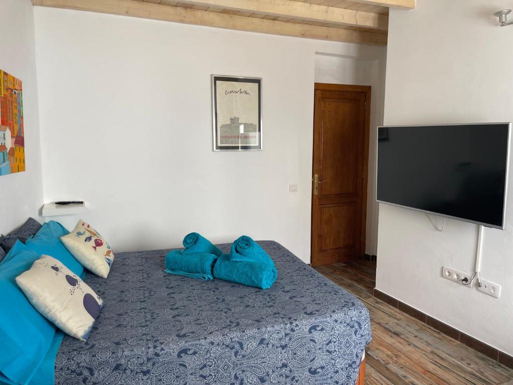 Televízia a/alebo spoločenská miestnosť v ubytovaní Casa pescado, madera y sol