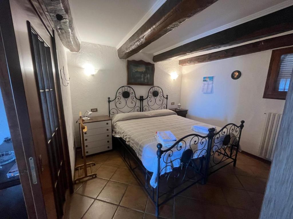 - une chambre avec un lit et une commode dans l'établissement Appartamento vista sul lago, à Musignano