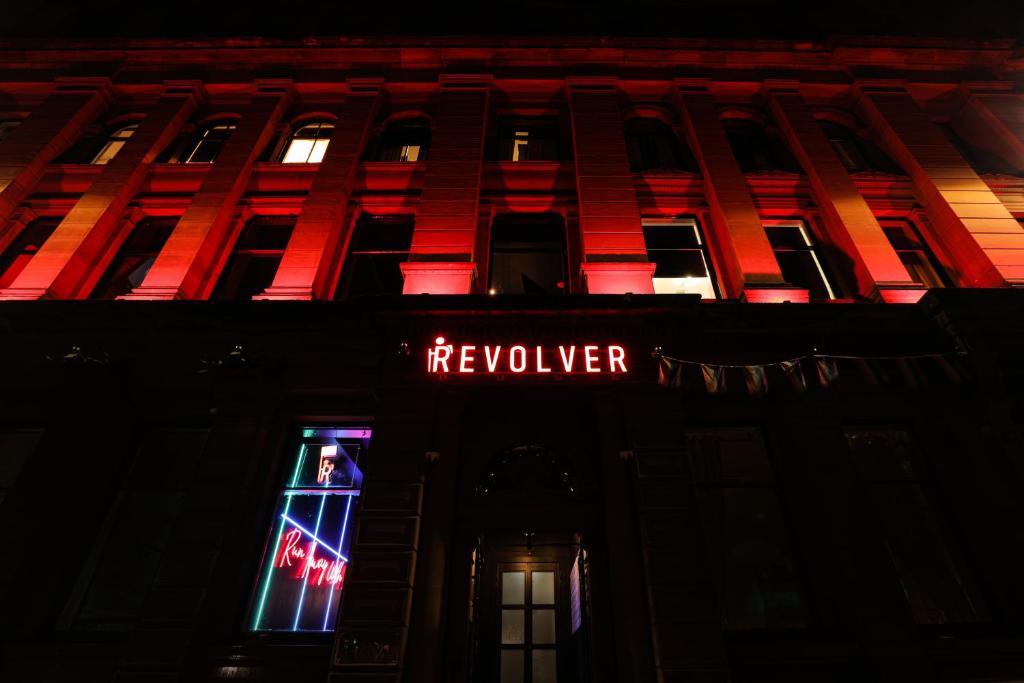 um edifício com luzes vermelhas e brancas em Revolver em Glasgow