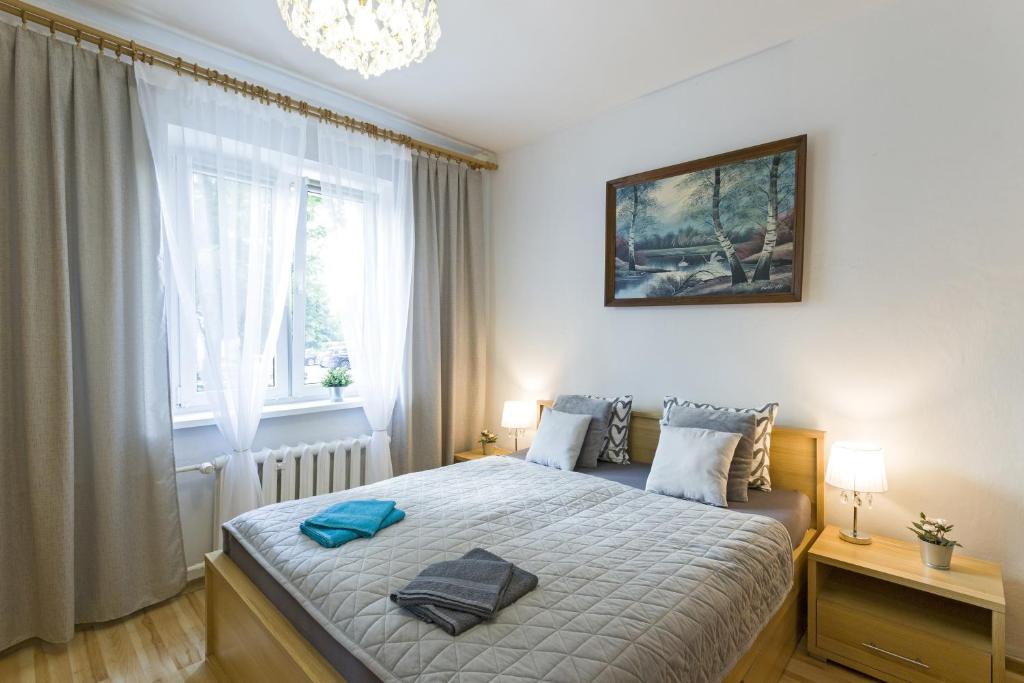 a bedroom with a bed with two towels on it at Apartament 2 pokojowy Gdańsk in Gdańsk