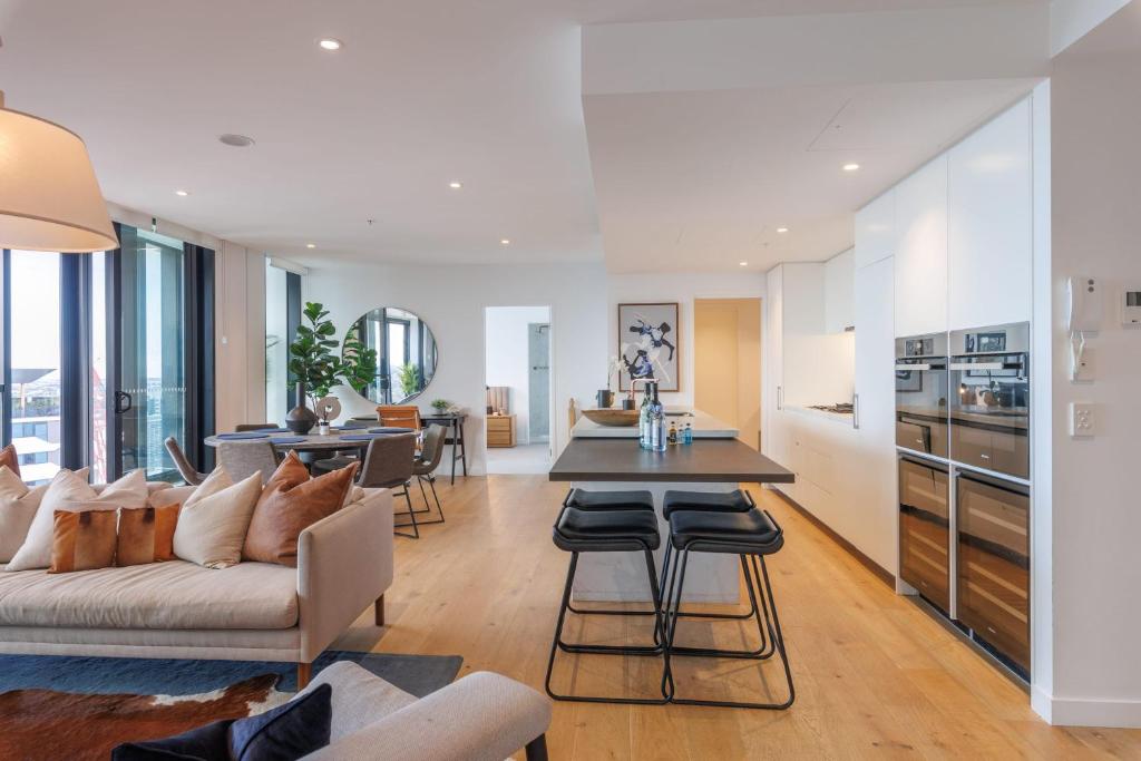 een woonkamer met een bank en een tafel bij Luxurious 3 Bed Fortitude Valley Penthouse Retreat in Brisbane