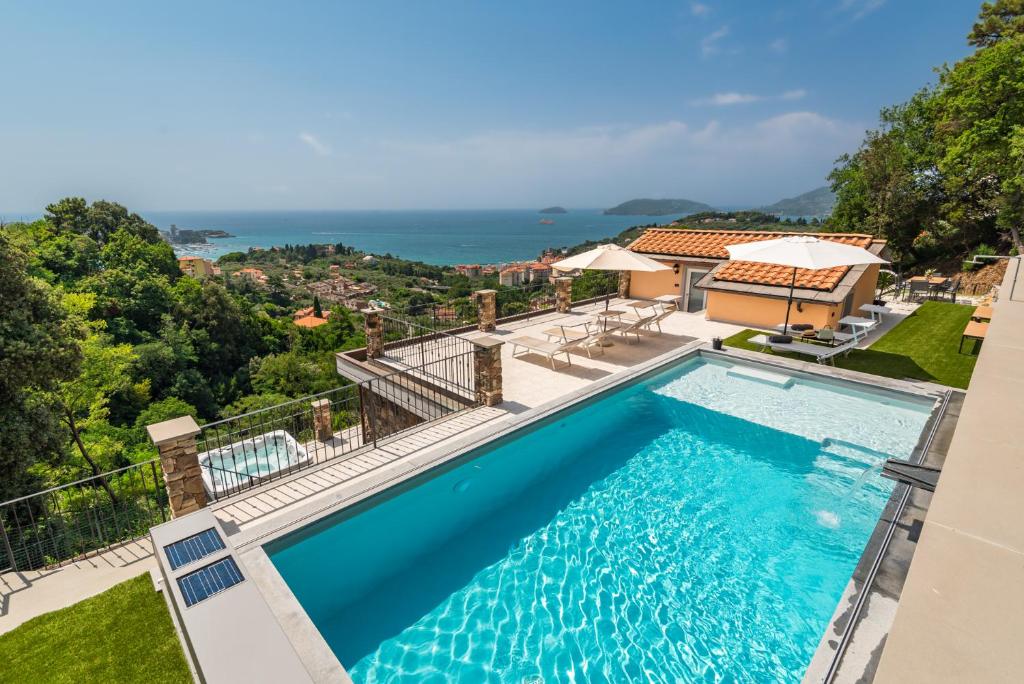 uma piscina numa villa com vista para o oceano em Villa Passione em Lerici