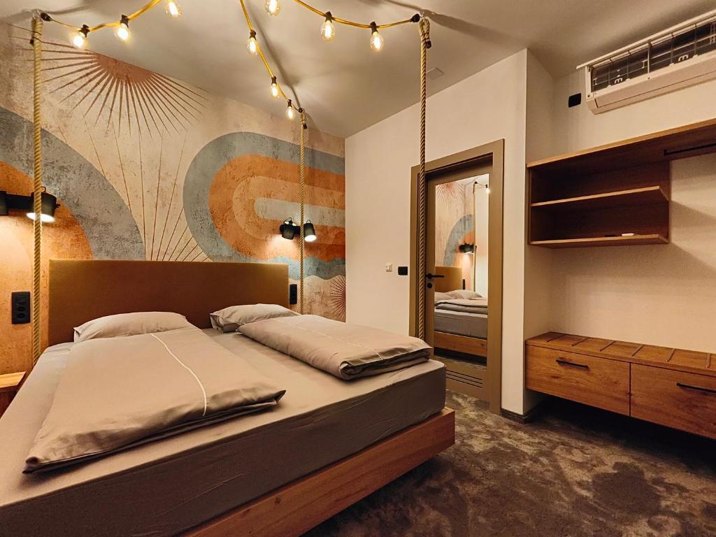 een slaapkamer met een schommelbed en een spiegel bij Pula Residence Rooms and Apartments Old City Center in Pula