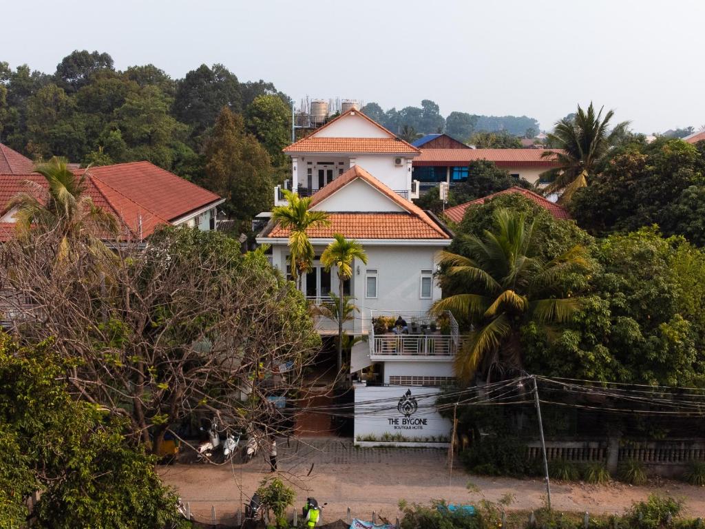 uma grande casa branca com um telhado laranja em The Bygone em Siem Reap