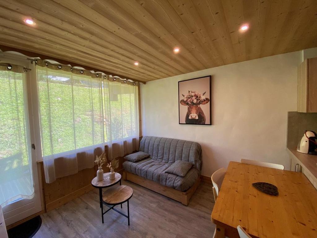 un salon avec un canapé et une table dans l'établissement Charmant appart 4 pers. avec chambre indép., terrasse, Wi-Fi, parking, skis, proche Crest-Voland - FR-1-733-110, à Crest-Voland