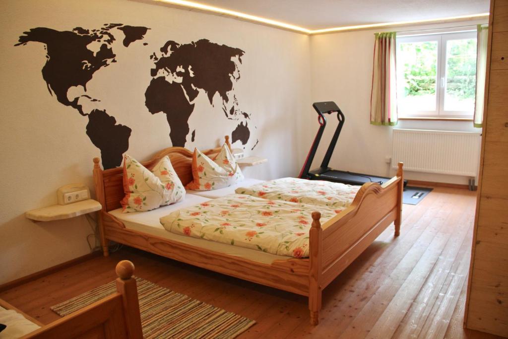 sypialnia z łóżkiem z freskiem na ścianie w obiekcie Ferienwohnung Handweberei Huber w mieście Saaldorf-Surheim