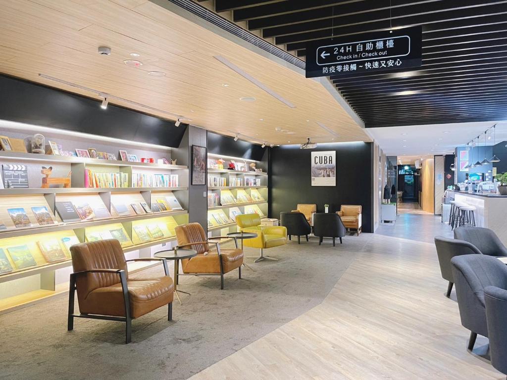 un magasin avec des chaises et des tables dans une pièce dans l'établissement Hub Hotel, à Zhongli