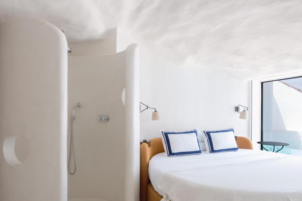 Postel nebo postele na pokoji v ubytování Hotel Isabella's Llafranc