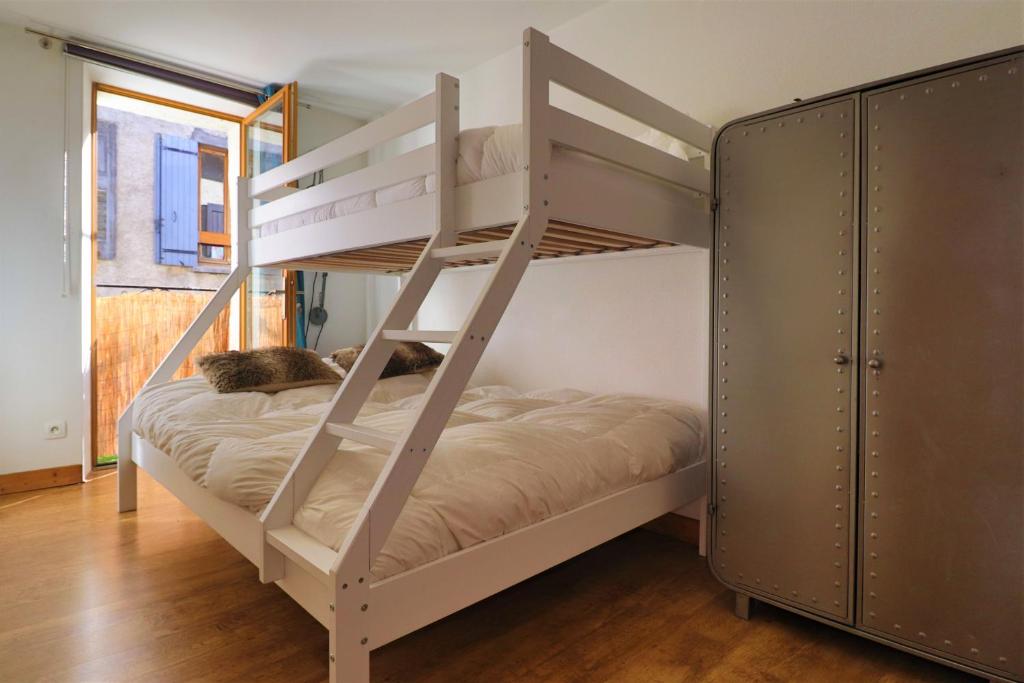 Двухъярусная кровать или двухъярусные кровати в номере Superbe appartement esprit chalet