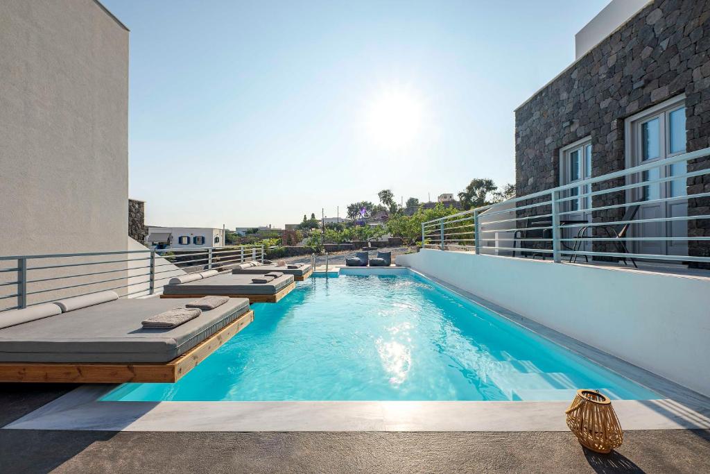 Bazén v ubytování BlackStone Luxury Suites nebo v jeho okolí