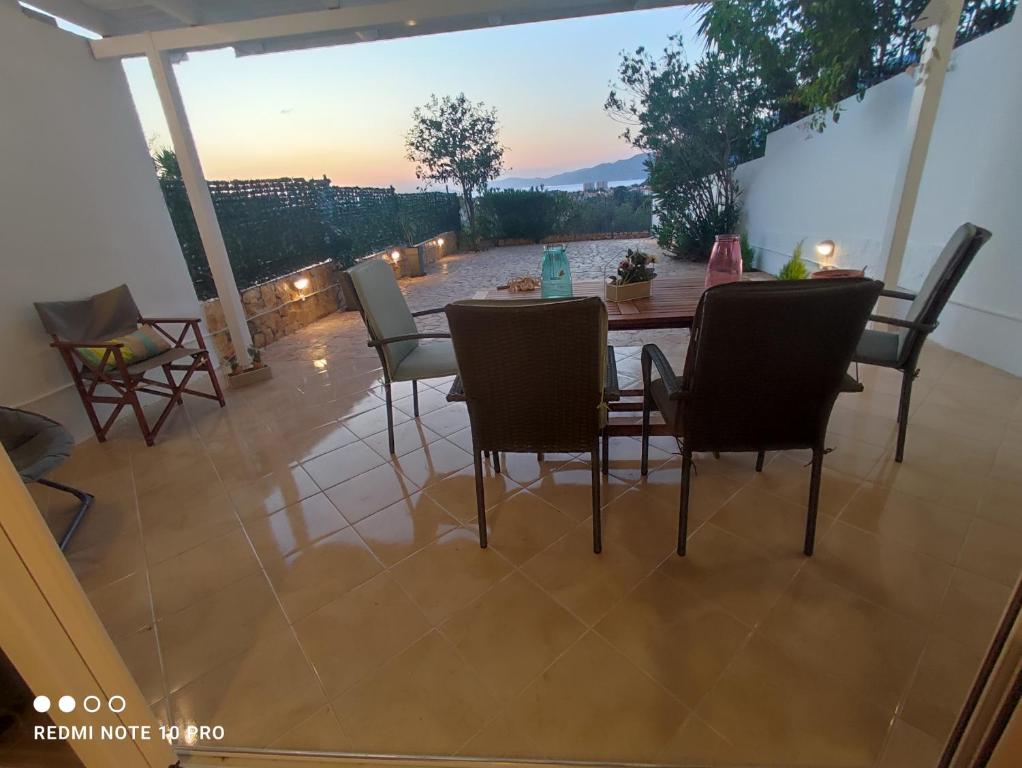 Balkón nebo terasa v ubytování Andrew's sunset view apartment