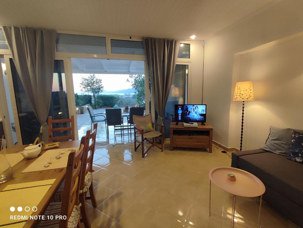 TV a/nebo společenská místnost v ubytování Andrew's sunset view apartment