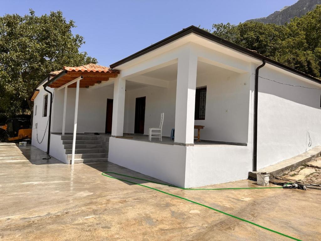 Una pequeña casa se está construyendo con en Guest House Sakollari, en Poliçan