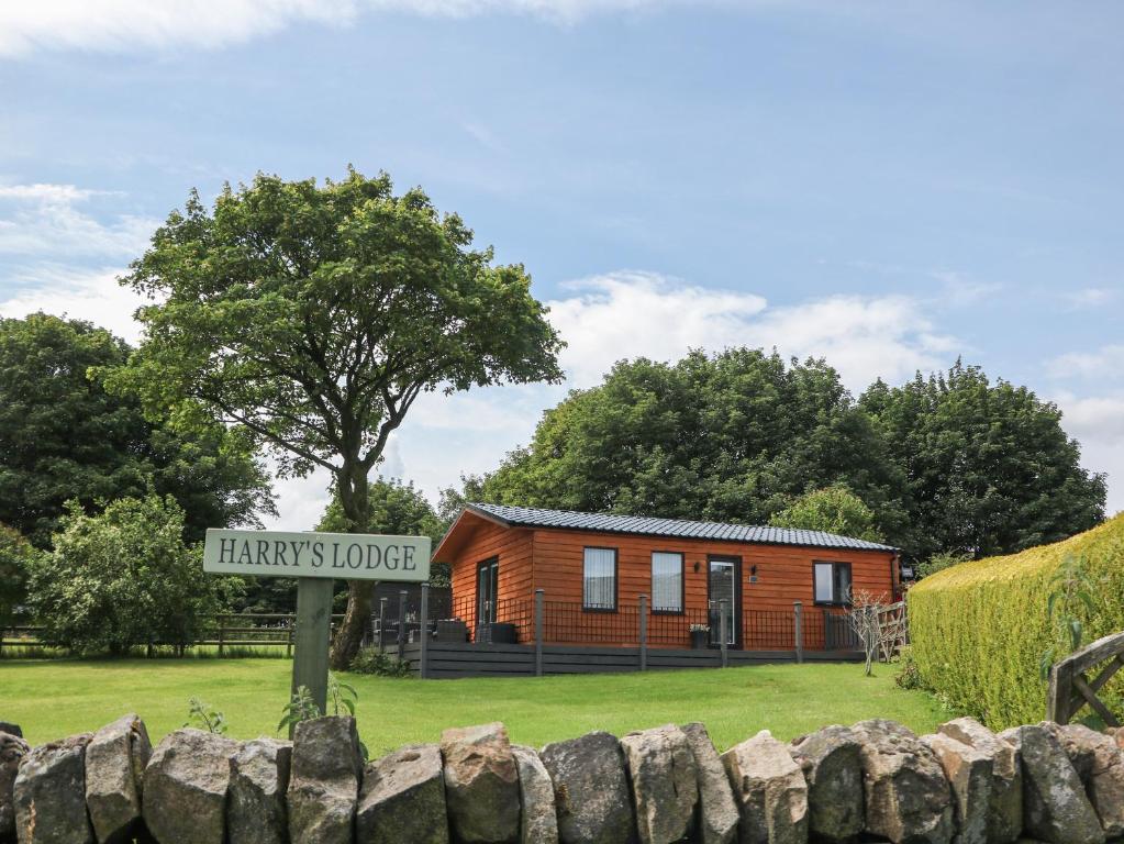 a sign in front of a tiny house at Harry's Lodge in Chesterfield