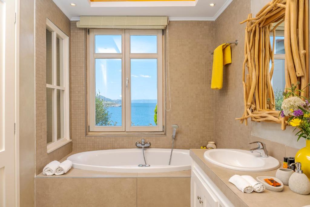Koupelna v ubytování SK Place Luxury Seafront Villas Chania