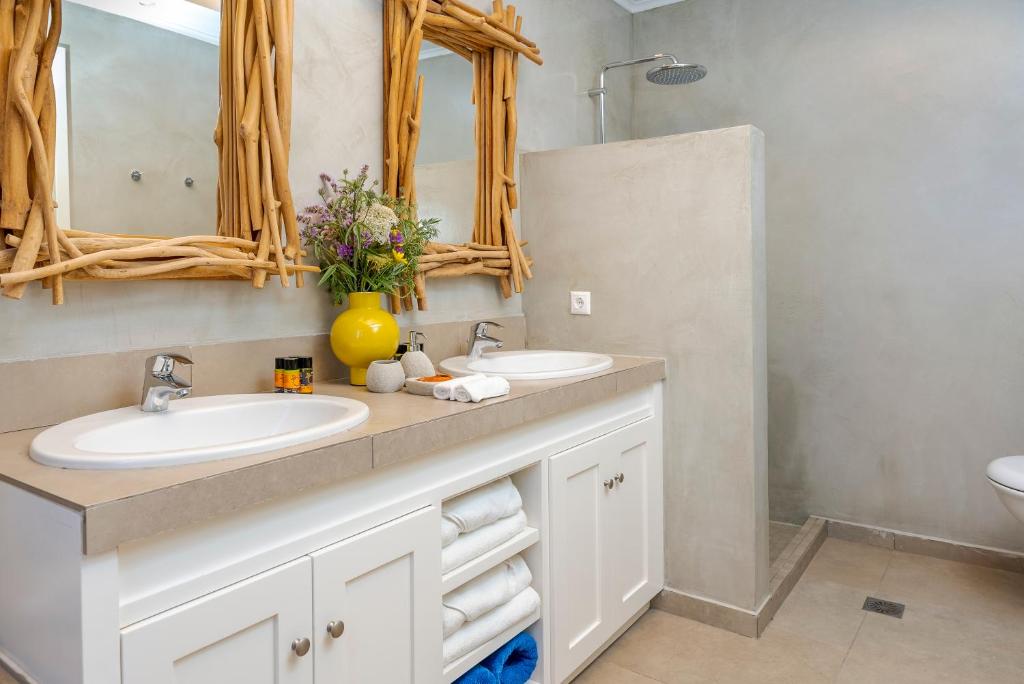Koupelna v ubytování SK Place Luxury Seafront Villas Chania
