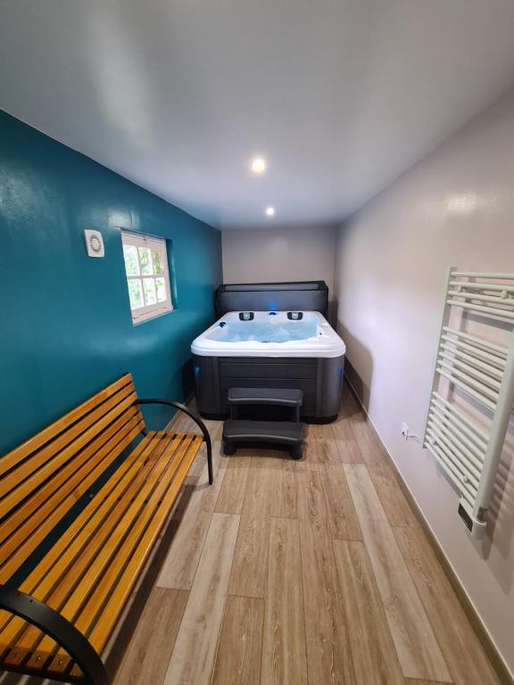 Habitación con bañera en una habitación con banco en Le Domaine de Baracas - Le Petit Gîte 4 étoiles - SPA - 2 à 4 personnes en Huisseau-sur-Mauves