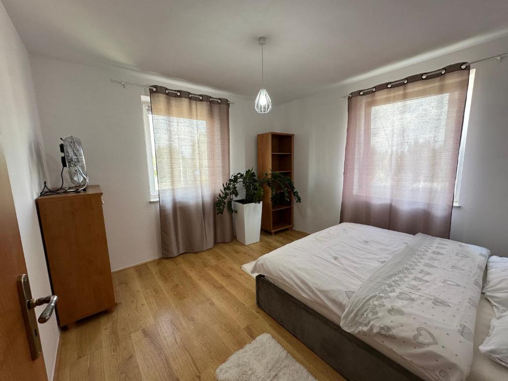 un dormitorio con una cama y una ventana en Apartament #WIDOKOWA FV Parking Balkon, en Rzeszów