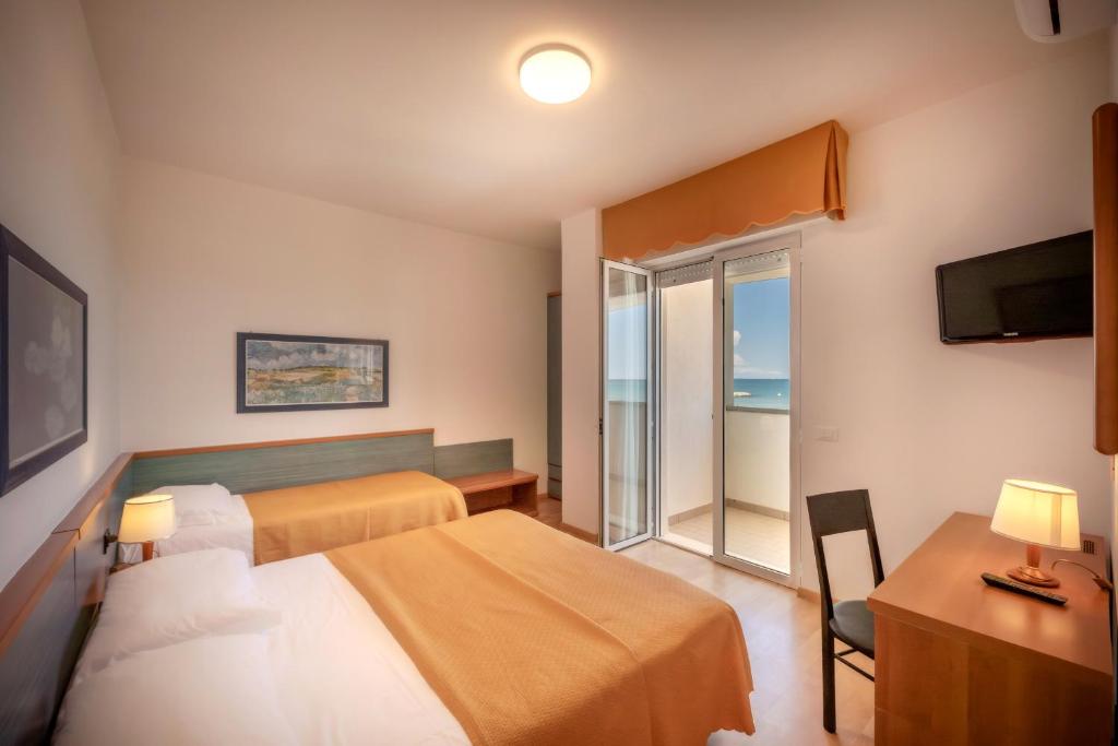 Postel nebo postele na pokoji v ubytování Hotel Parigi
