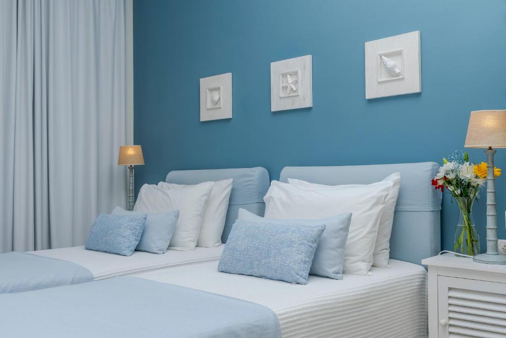 Postel nebo postele na pokoji v ubytování SK Place Luxury Seafront Villas Chania