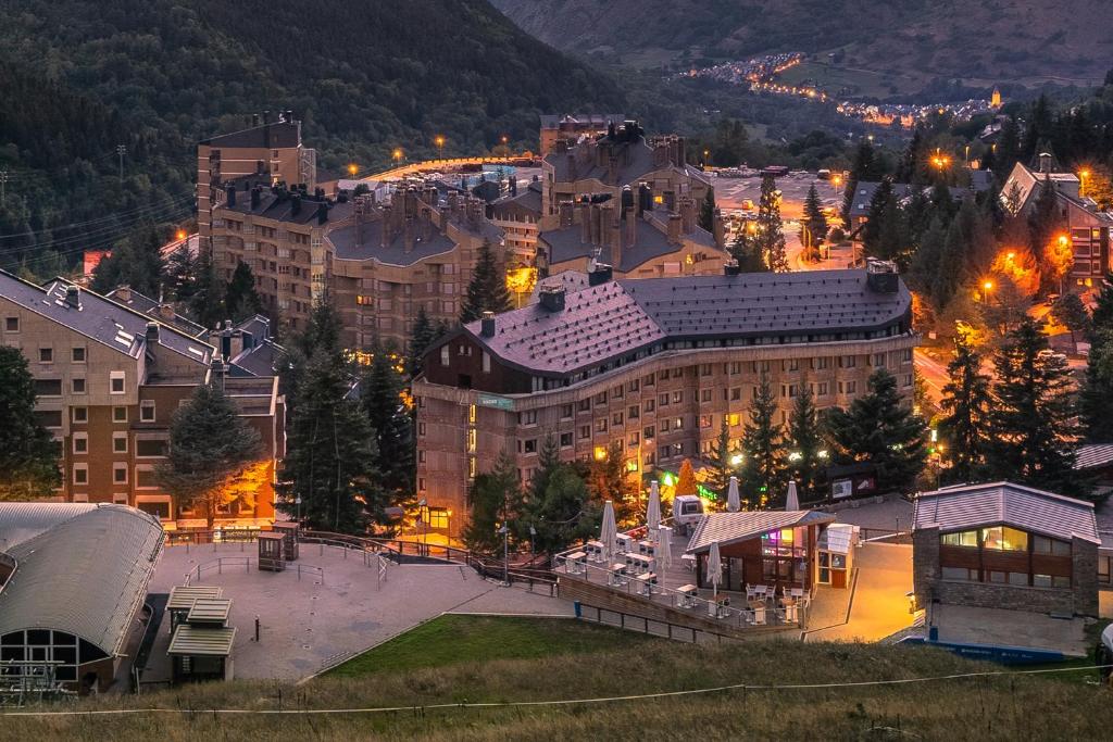 Nespecifikovaný výhled na hory nebo výhled na hory při pohledu z hotelu
