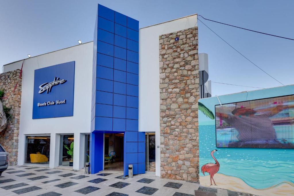 un bâtiment avec un panneau indiquant un hôtel dans l'établissement Sapphire Club Hotel, à Bodrum City
