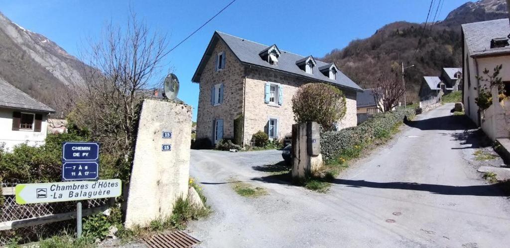 une maison dans une rue avec un panneau devant elle dans l'établissement LA BIGOURDANE, à Cauterets