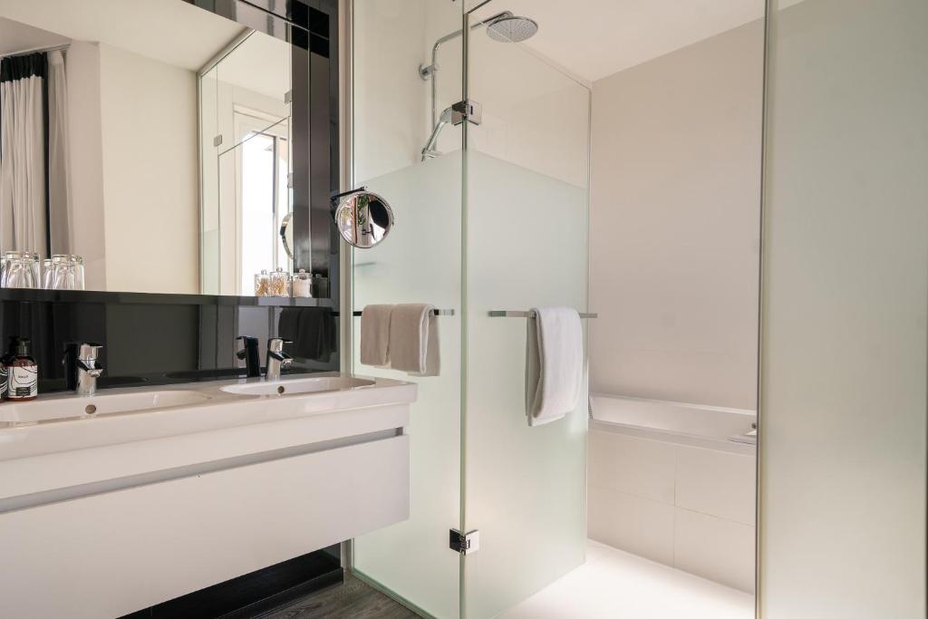 a bathroom with a shower and a sink at INNSiDE by Meliá Leipzig in Leipzig
