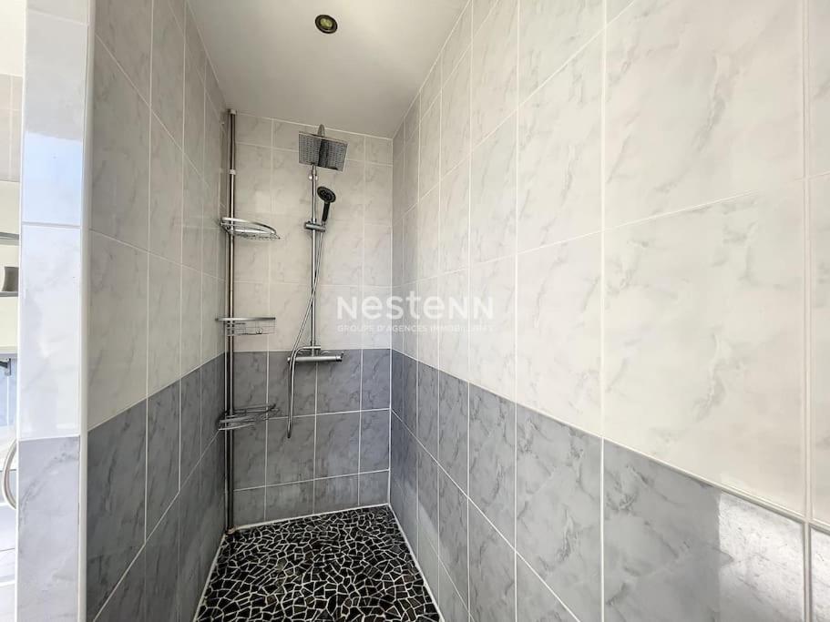 a bathroom with a shower with a black and white tiles at 2948-Maison 8 couchages 600m de la mer in Saint-Cyprien