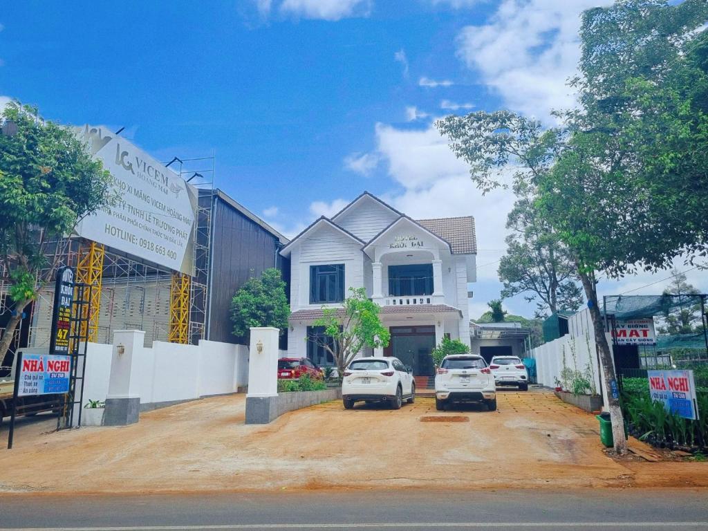 una casa con dos coches estacionados frente a ella en Khôi Đại Hotel, en Buon Ma Thuot