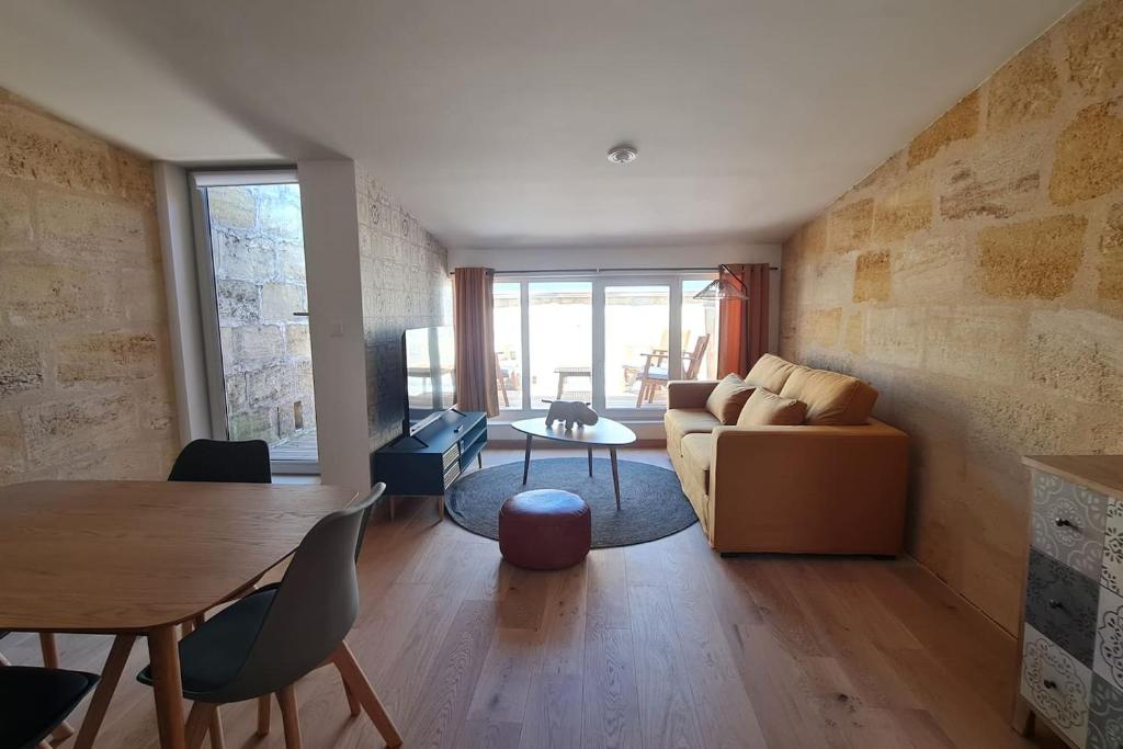 - un salon avec un canapé et une table dans l'établissement En haut de la tour, Libourne Hypercentre, Netflix, Clim, à Libourne