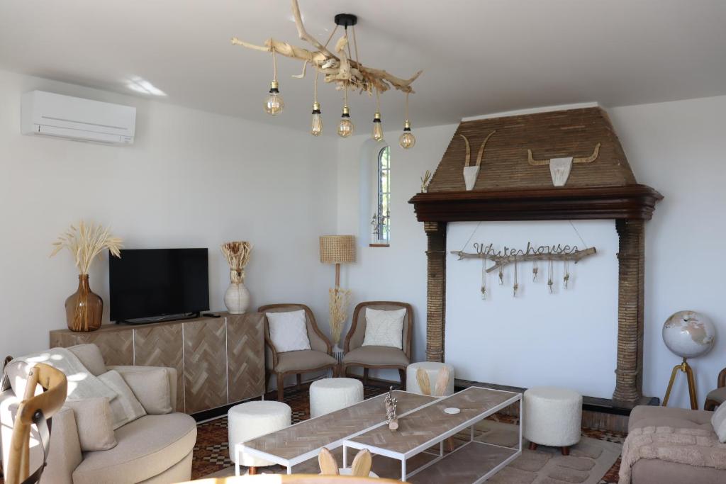 TV a/nebo společenská místnost v ubytování White House, maison d'hôtes