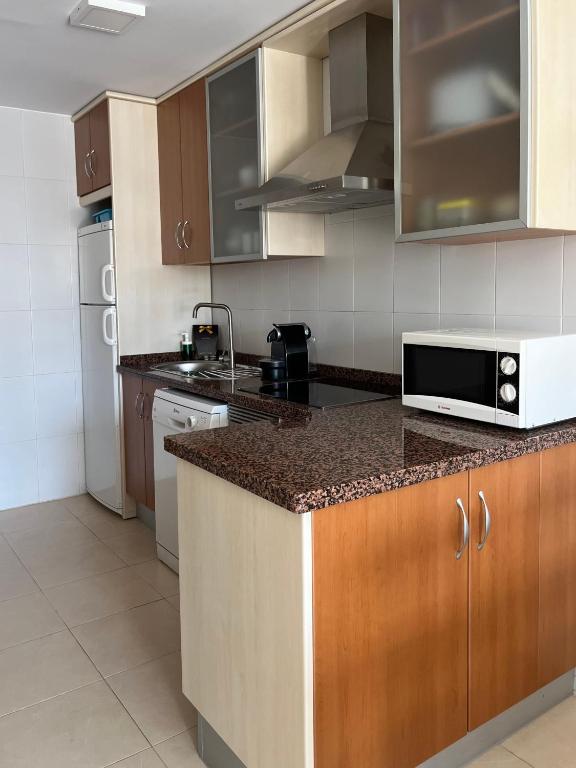 Kuchyň nebo kuchyňský kout v ubytování ÁTICO Paraíso Beach con piscina privada